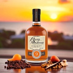 Základom tohto likéru je 9-ročný panamský rum, ktorý dlhé mesiace dozrieval v opálených ex-bourbonových sudoch Základom tohto likéru je 9-ročný panamský rum, ktorý dlhé mesiace dozrieval v opálených ex-bourbonových sudoch