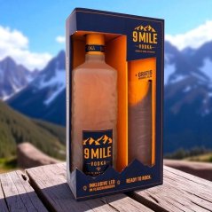 V tomto exkluzívnom darčekovom balení nájdete nielen túto jedinečnú svietiacu fľašu, ale aj originálny pohár na long drinky. V tomto exkluzívnom darčekovom balení nájdete nielen túto jedinečnú svietiacu fľašu, ale aj originálny pohár na long drinky.